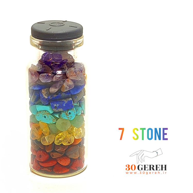 شیشه پر از سنگ های معدنی نامنظم خورد شده هفت چاکرا