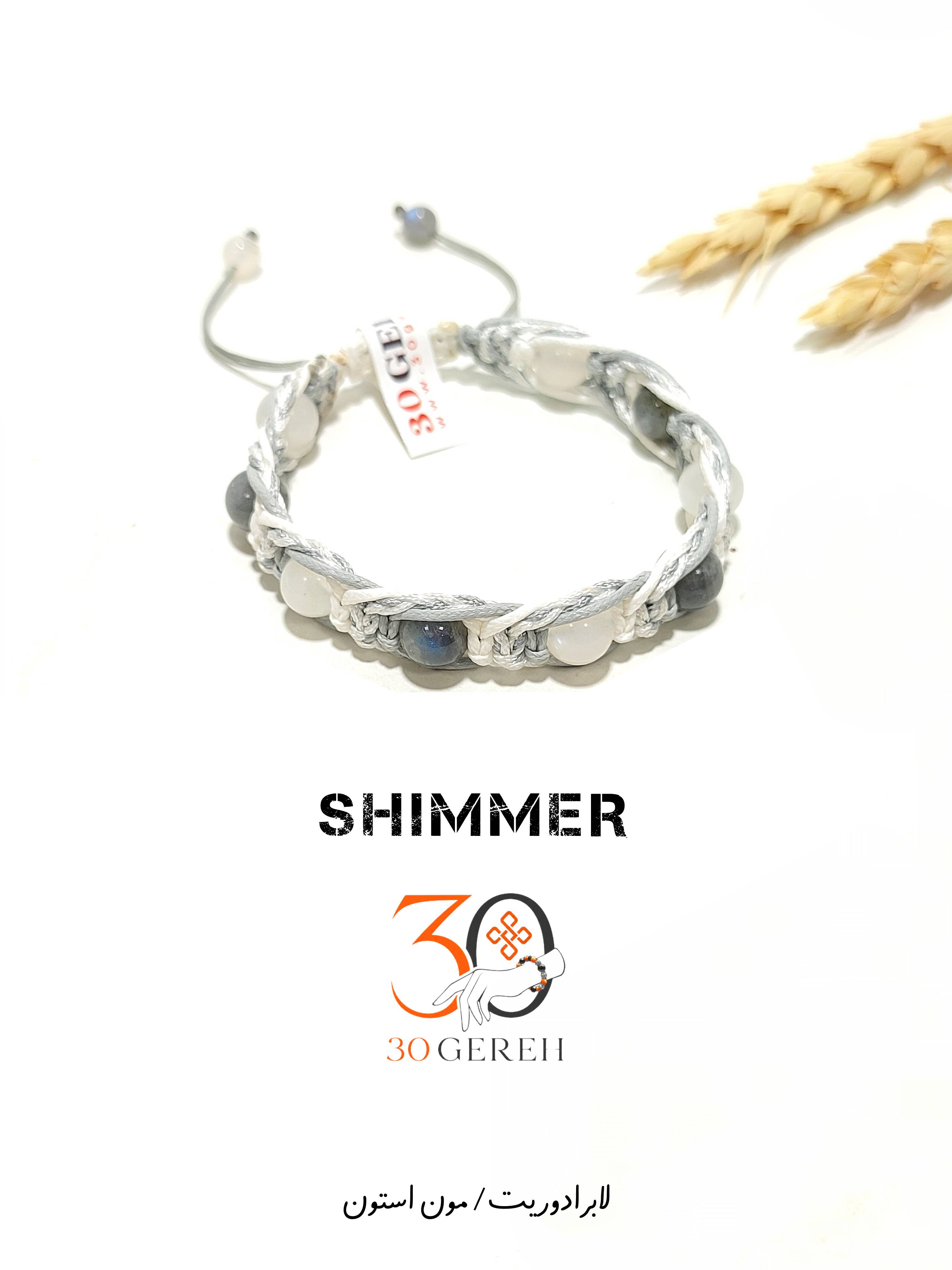 دستبند سنگی درخشش Shimmer با سنگ های طبیعی لابرادوریت و مون استون و بافت سه ردیفه چرم سفید و طوسی طراحی سی گره